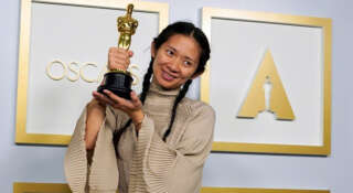 CHloé Zhao con su Oscar a mejor dirección | REUTERS