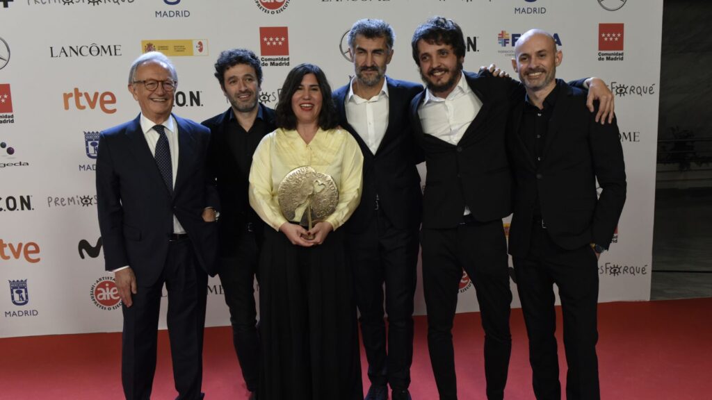 El equipo de 'As bestas' con el premio José María Forqué al mejor largometraje