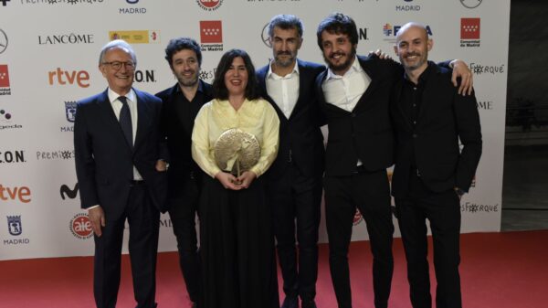 El equipo de 'As bestas' con el premio José María Forqué al mejor largometraje
