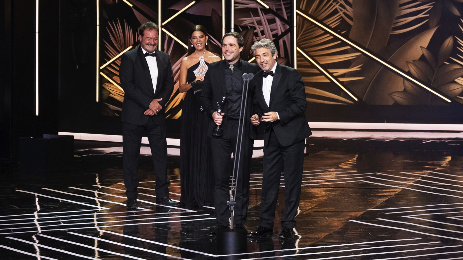 Peter Lanzini y Ricardo Darín X Premios Platino